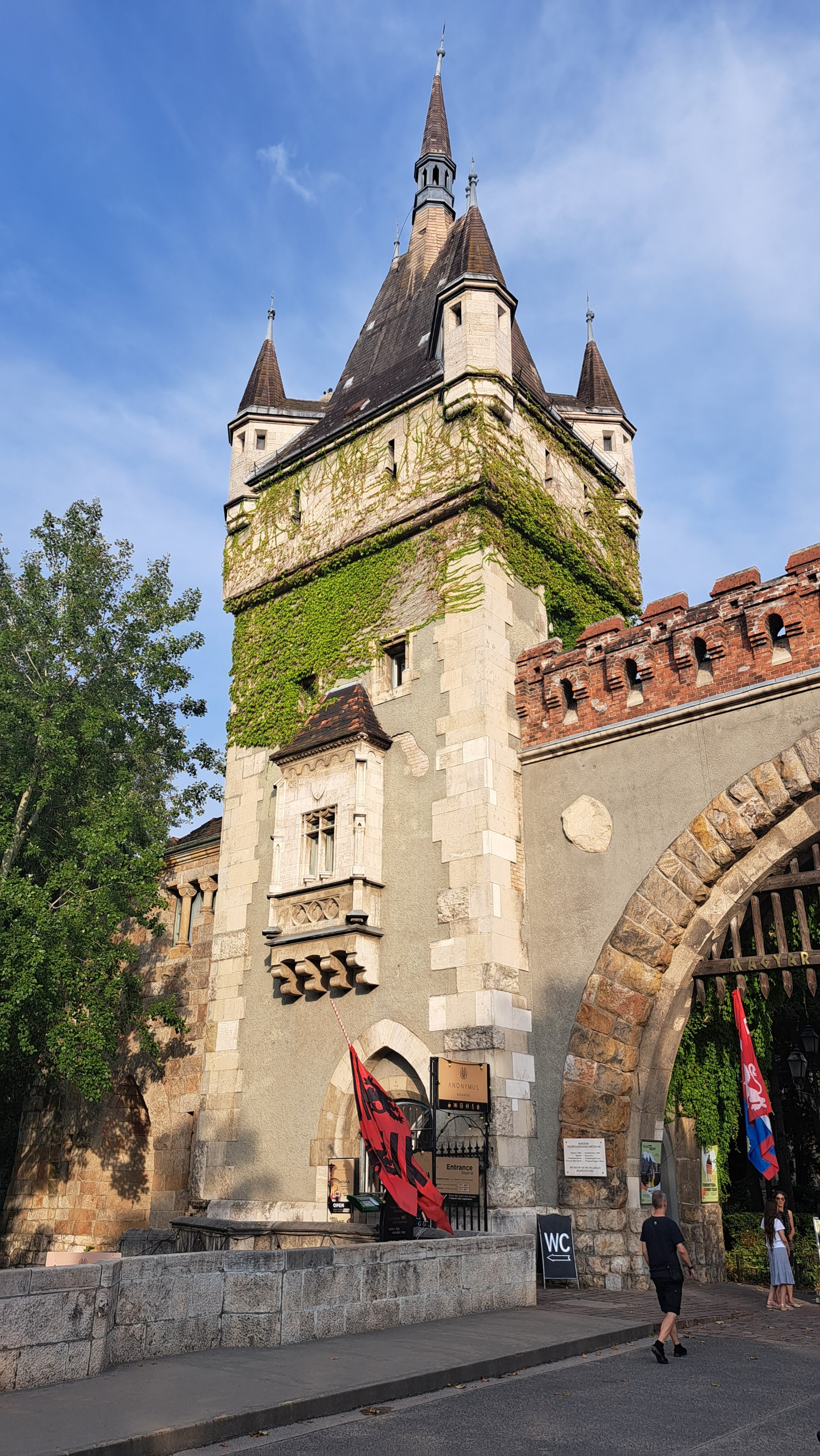 Gatehouse Tower, Венгрия