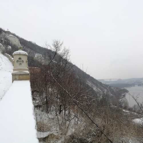 Лядовский скальный мужской монастырь, Украина