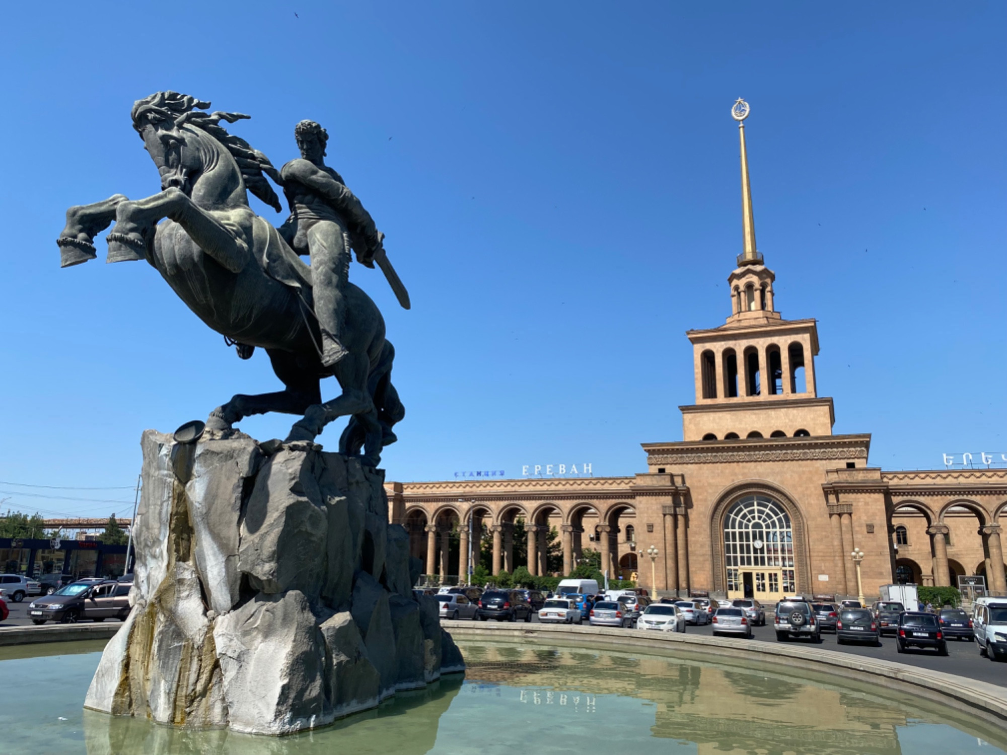 Ереванский вокзал и памятник Давиду Сасунскому