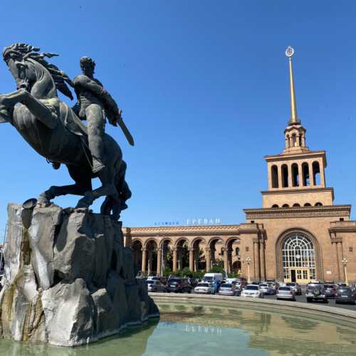 Ереванский вокзал и памятник Давиду Сасунскому