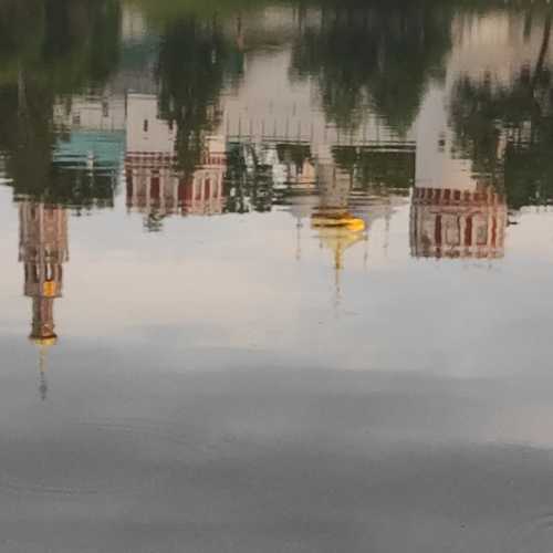 Новодевичий монастырь в Москве в отражении озера