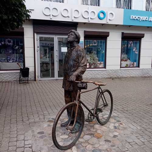 Статуя Циолковского с велосипедом