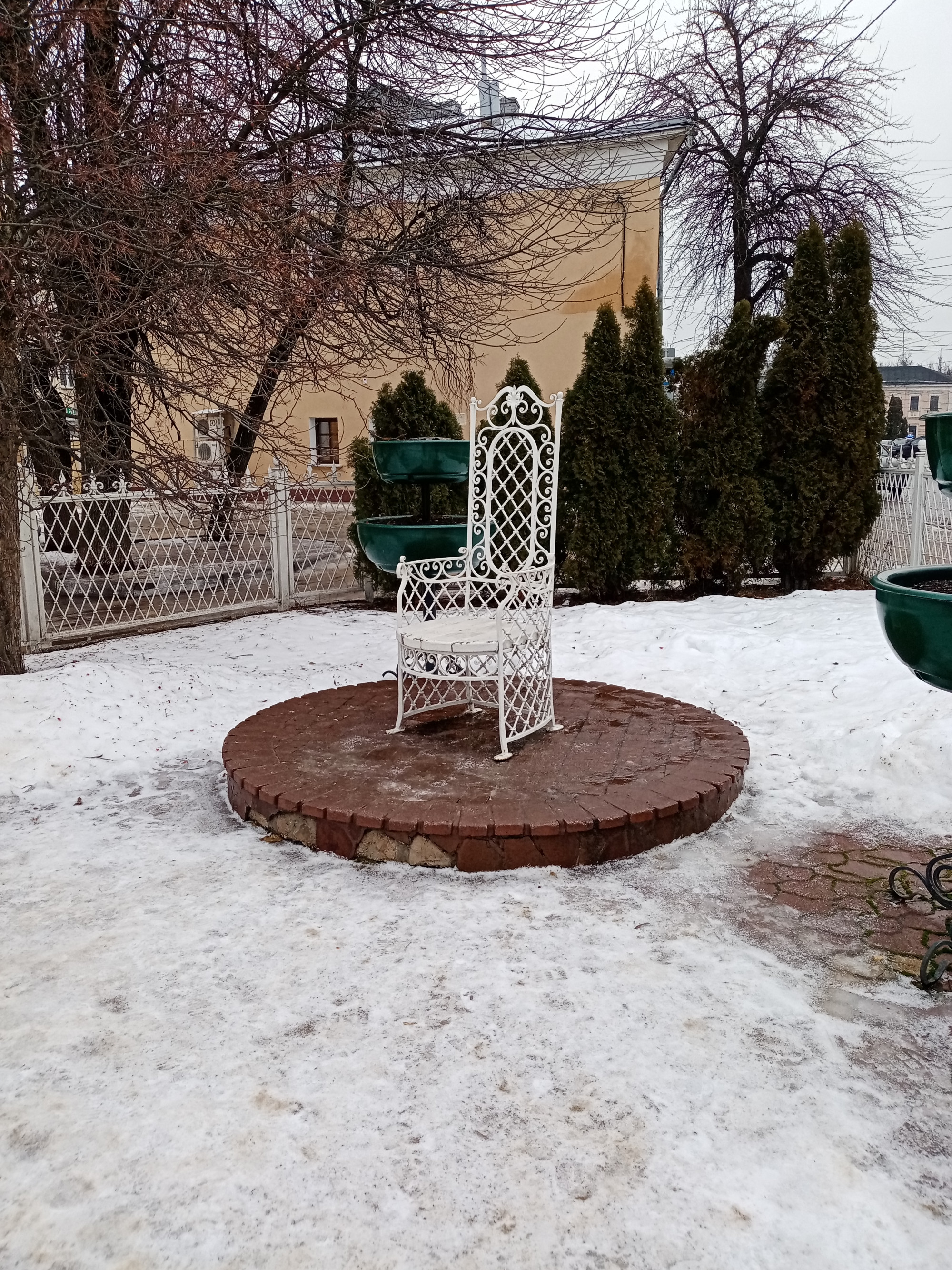Кованый стул, Russia