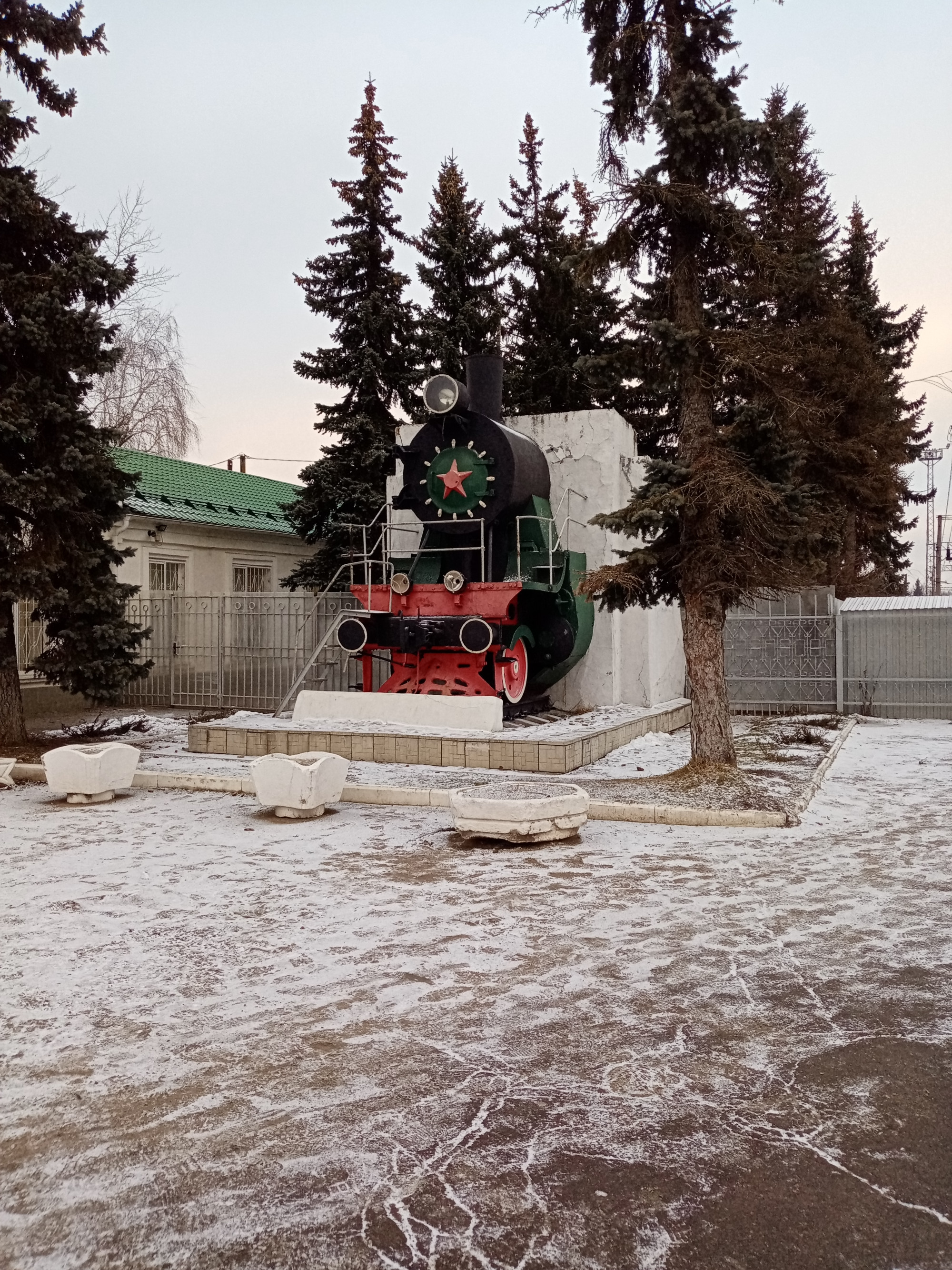 Памятник паровозу, Russia
