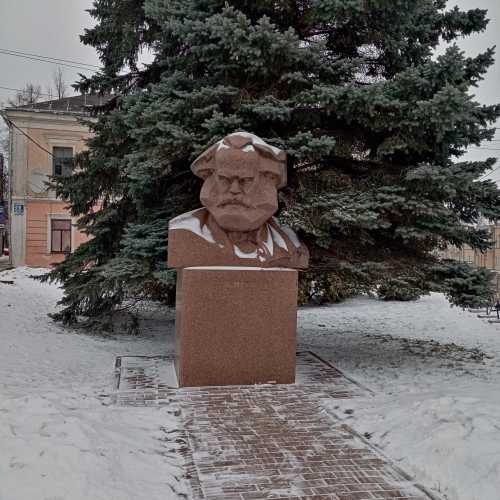 Бюст Карла Маркса photo