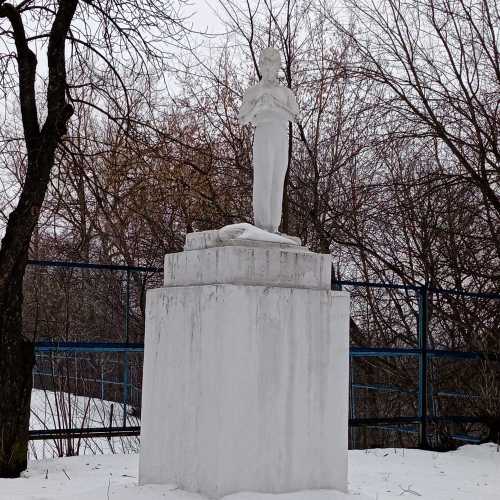 Статуя пионера, Russia