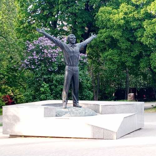 Статуя Юрия Гагарина photo