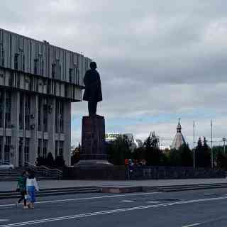 Statue of Vladimir Lenin photo