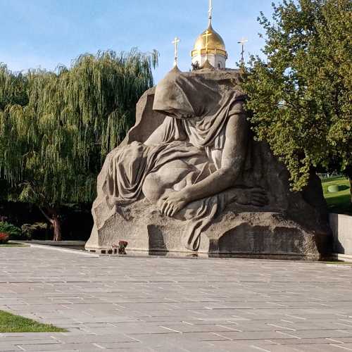 Мемориал Скорбящая мать, Россия
