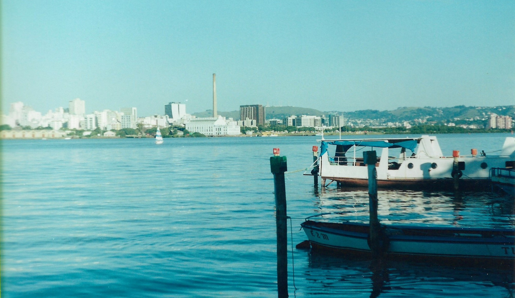 Usina do Gasômetro, em Porto Alegre, vista da Ilha Grande dos Marinheiros
