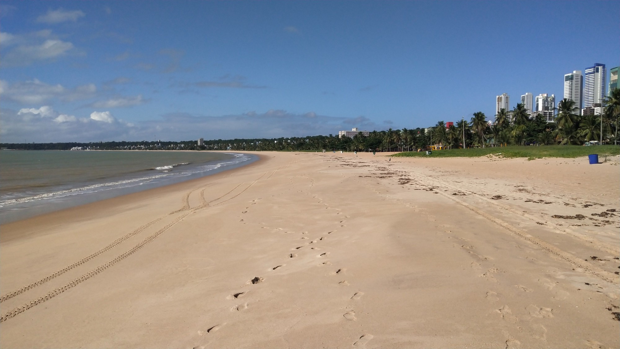 Praia deserta durante a pandemis de covid