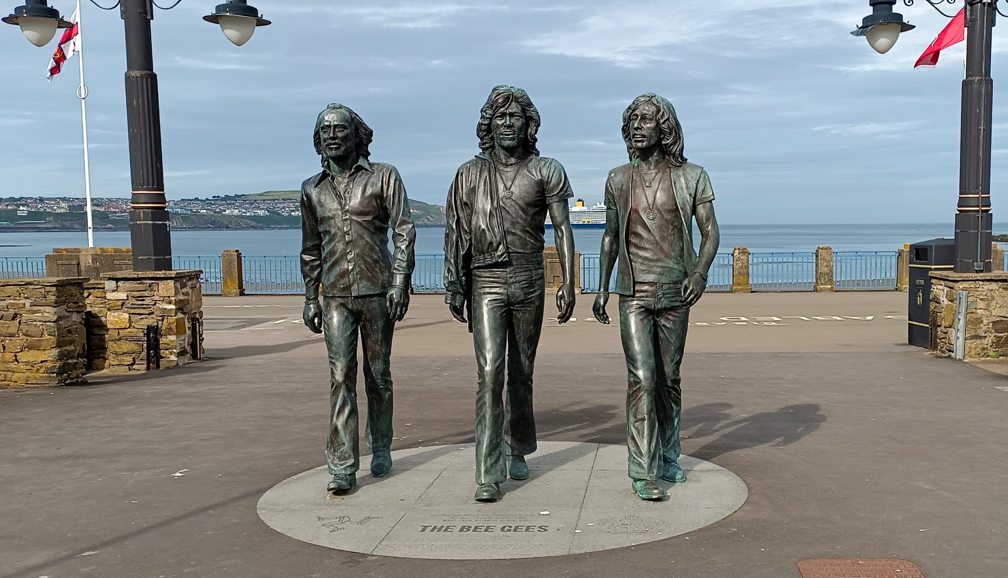 The Bee Gees statues, Мэн о-в