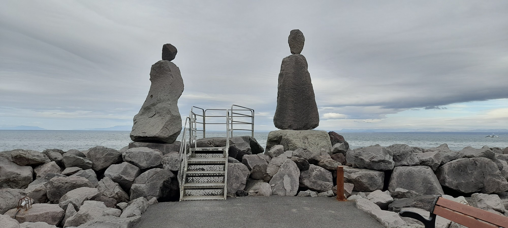 Stone statues of man & woman, Исландия