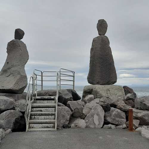 Stone statues of man & woman, Исландия