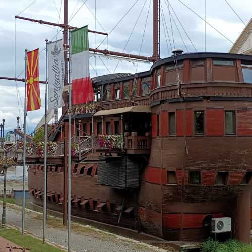 Floating Restaurant Galija, Северная Македония