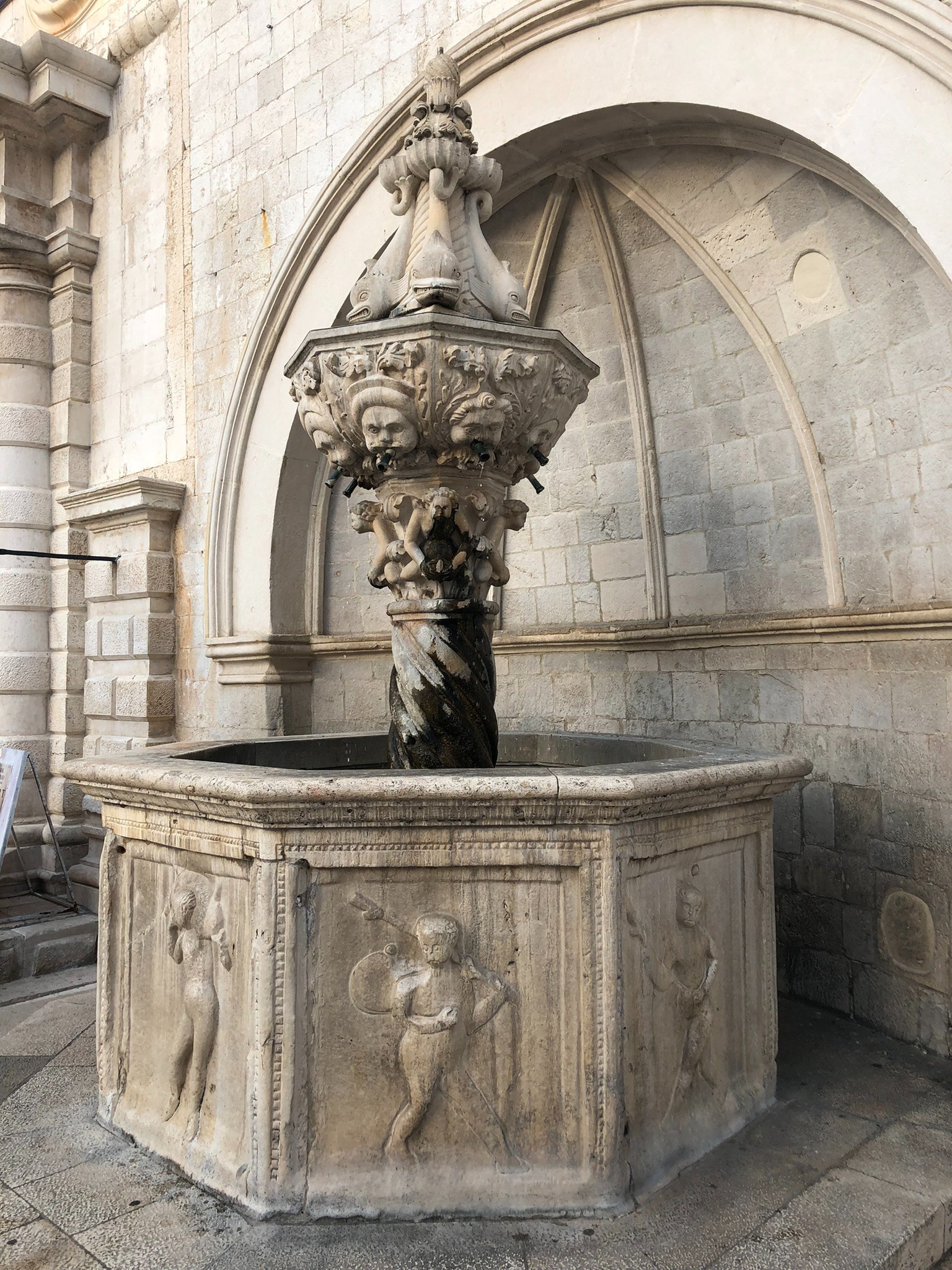 Small Orofrio Fountain, Хорватия