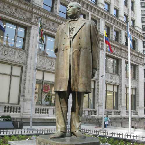 Statue of Benito Juarez, США
