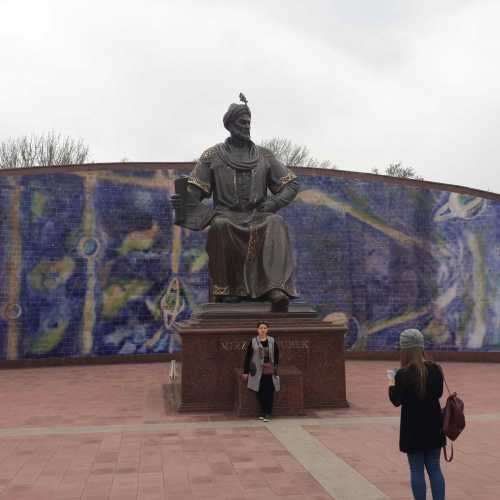 Ulughbek Statue, Узбекистан