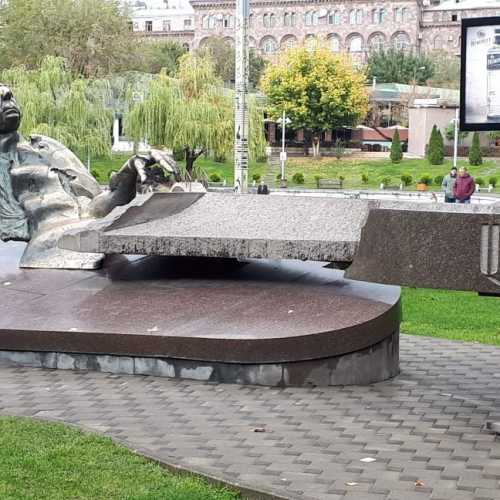 Памятник Арно Бабаджанян
