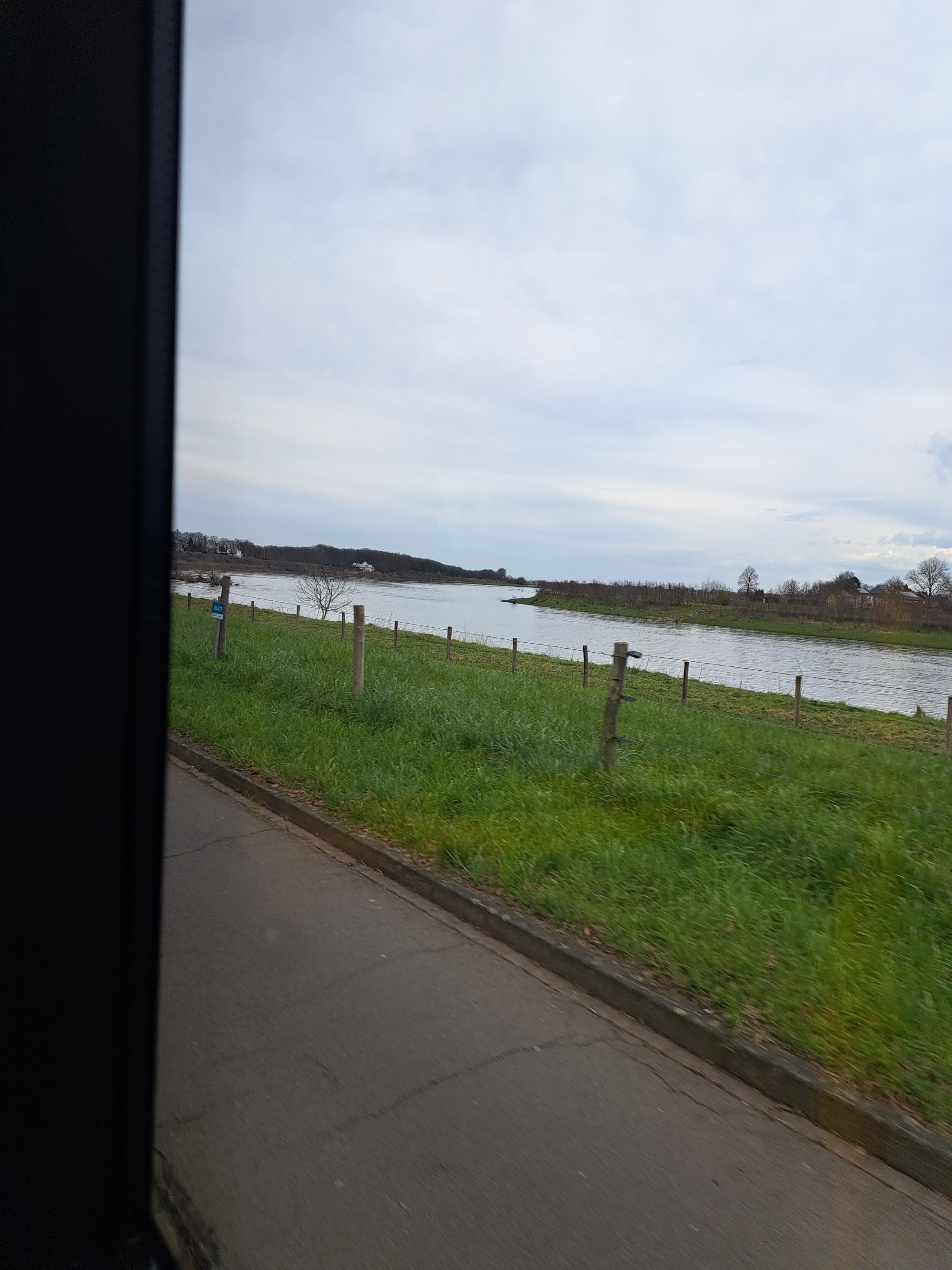 Maas bij Maastricht grens