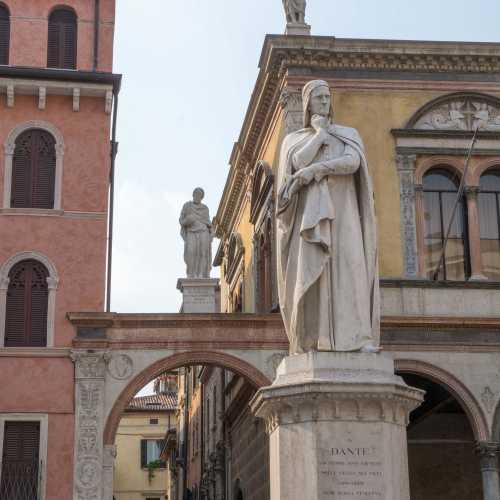 Piazza dei Signori & Dante statue