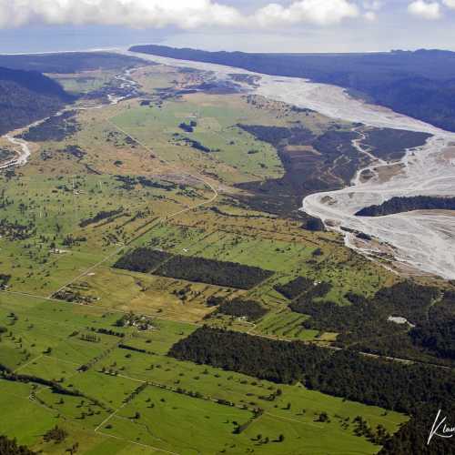 Franz Josef Airport (middle of the picture)