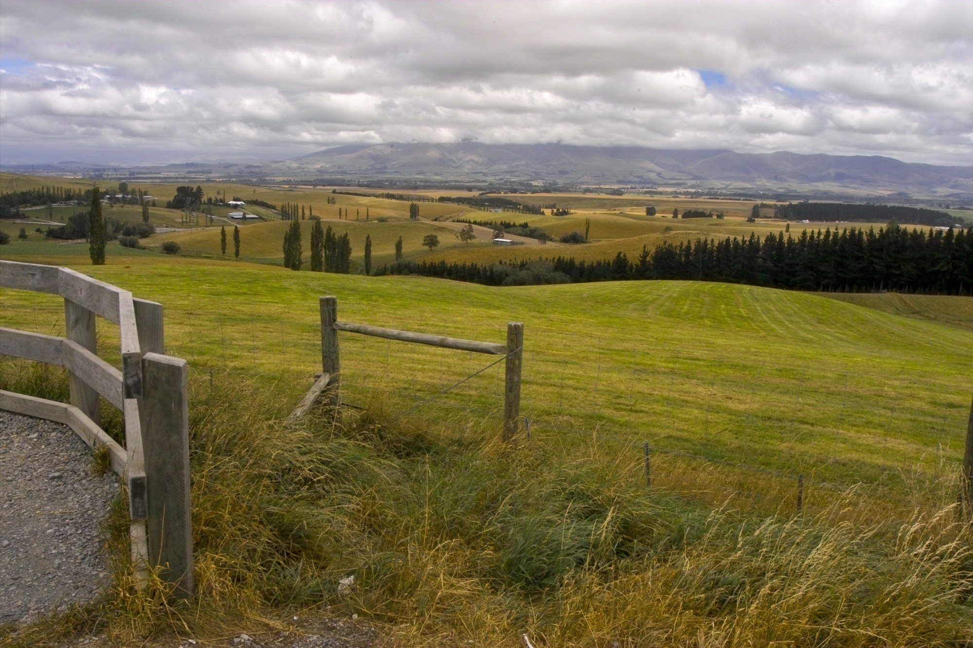 Lookout at State Highway No.79 from Geraldine to Fairlie, in background «The Hunter Hills»