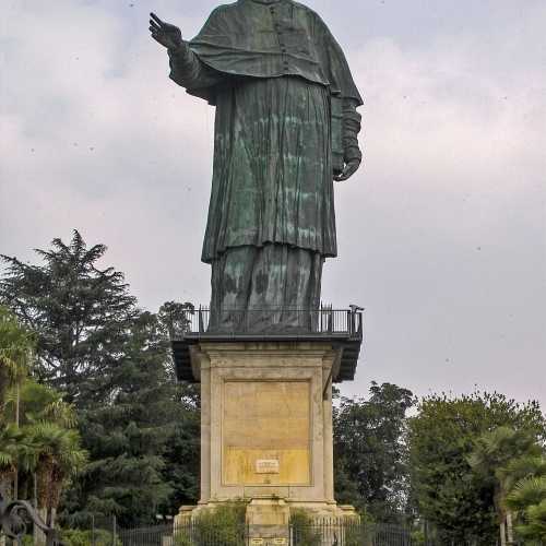 Statua di San Carlo Borromeo