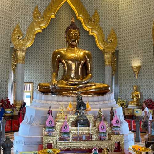 Temple of the Golden Buddha photo