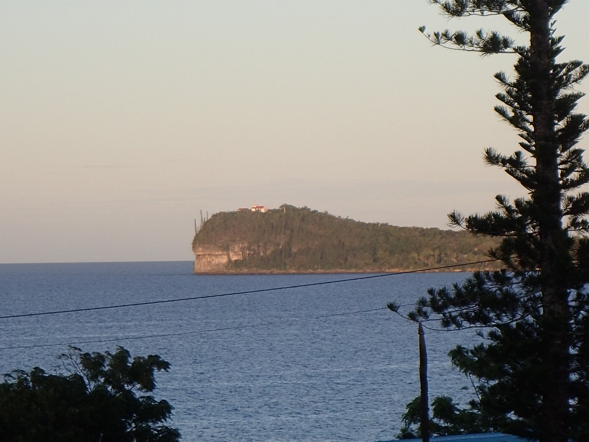 Cliffs & Caves on Lifou Island, Новая Каледония о-в