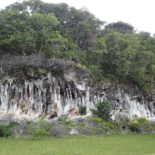 Cliffs & Caves on Lifou Island, Новая Каледония о-в