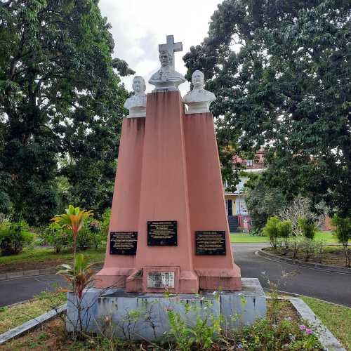 Monument to Rouchouze & 1843 Shipwreck Victims, Французская Полинезия