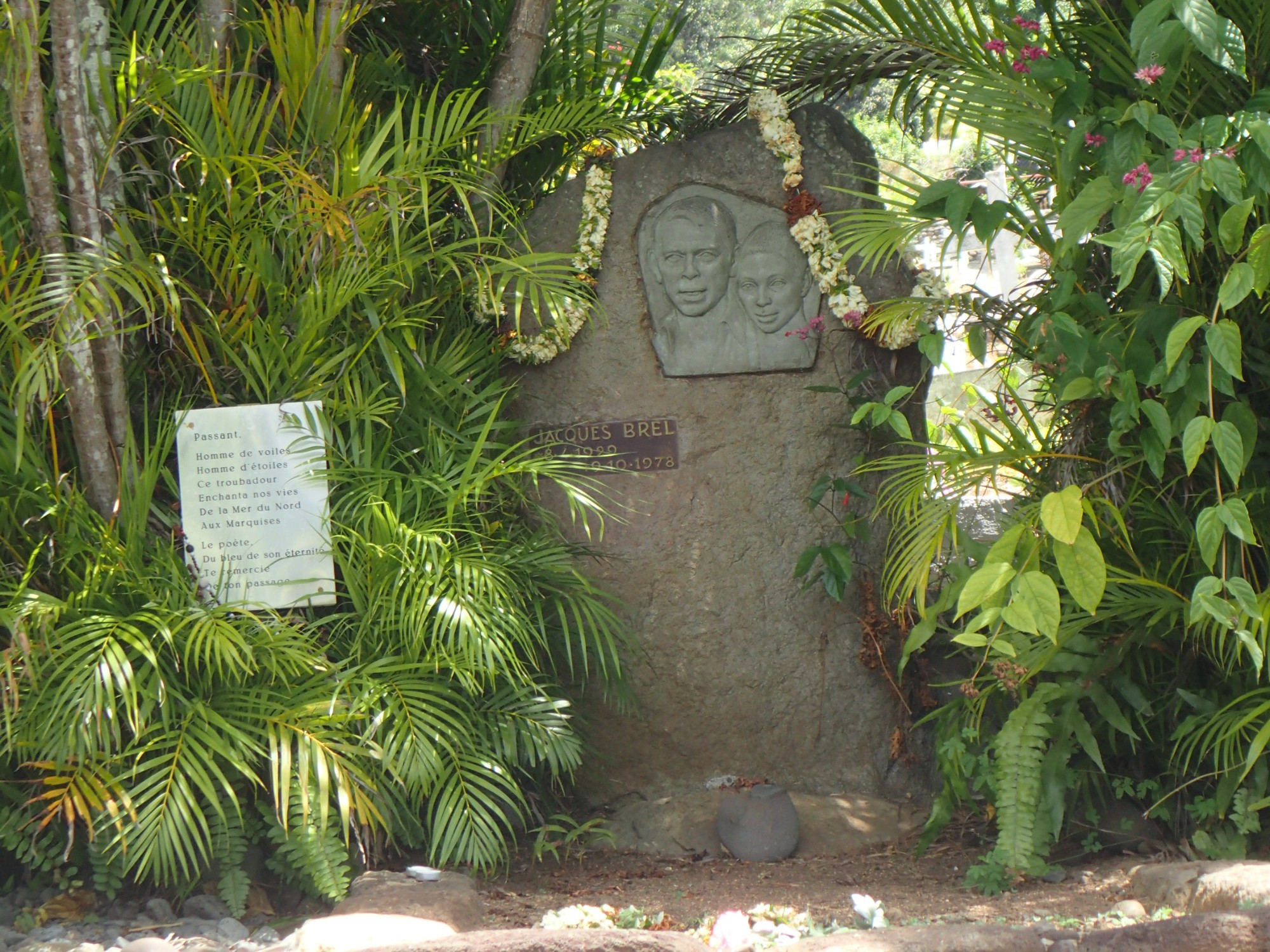 Jacques Brel Tomb, Французская Полинезия