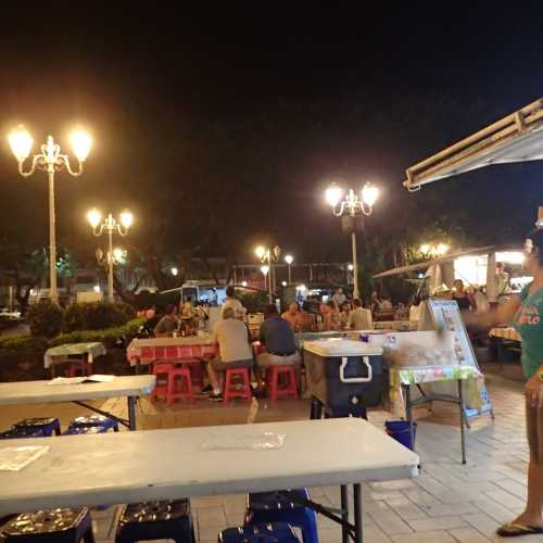 Place Vai'ete - Seafront Park with Evening Food Trucks, Французская Полинезия