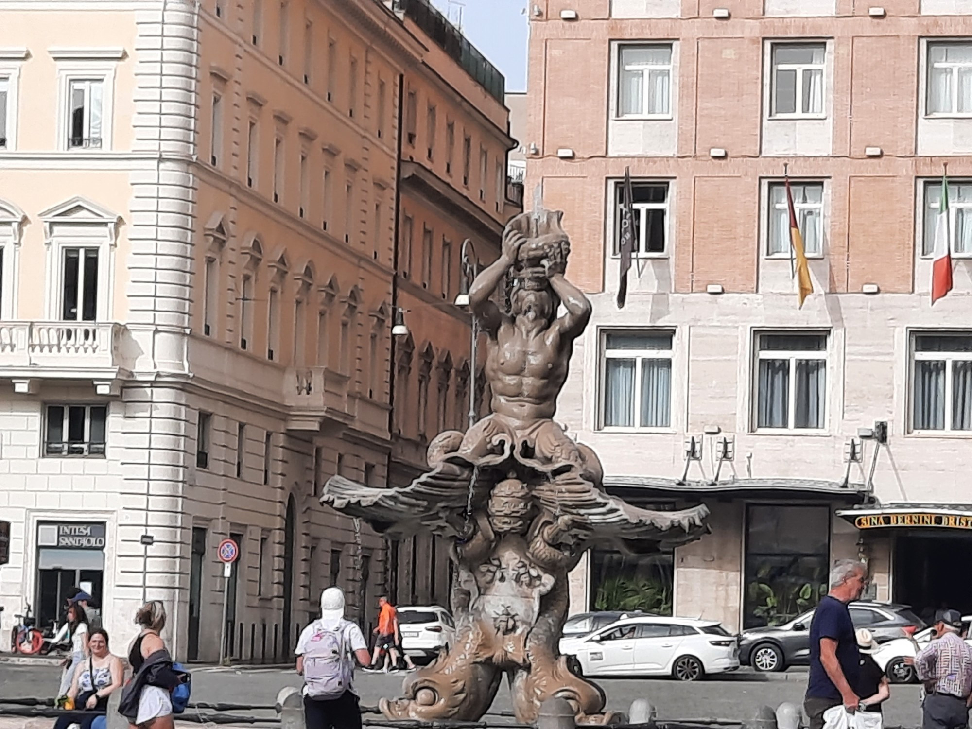 Fontana del Tritone, Италия