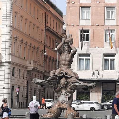 Fontana del Tritone, Италия