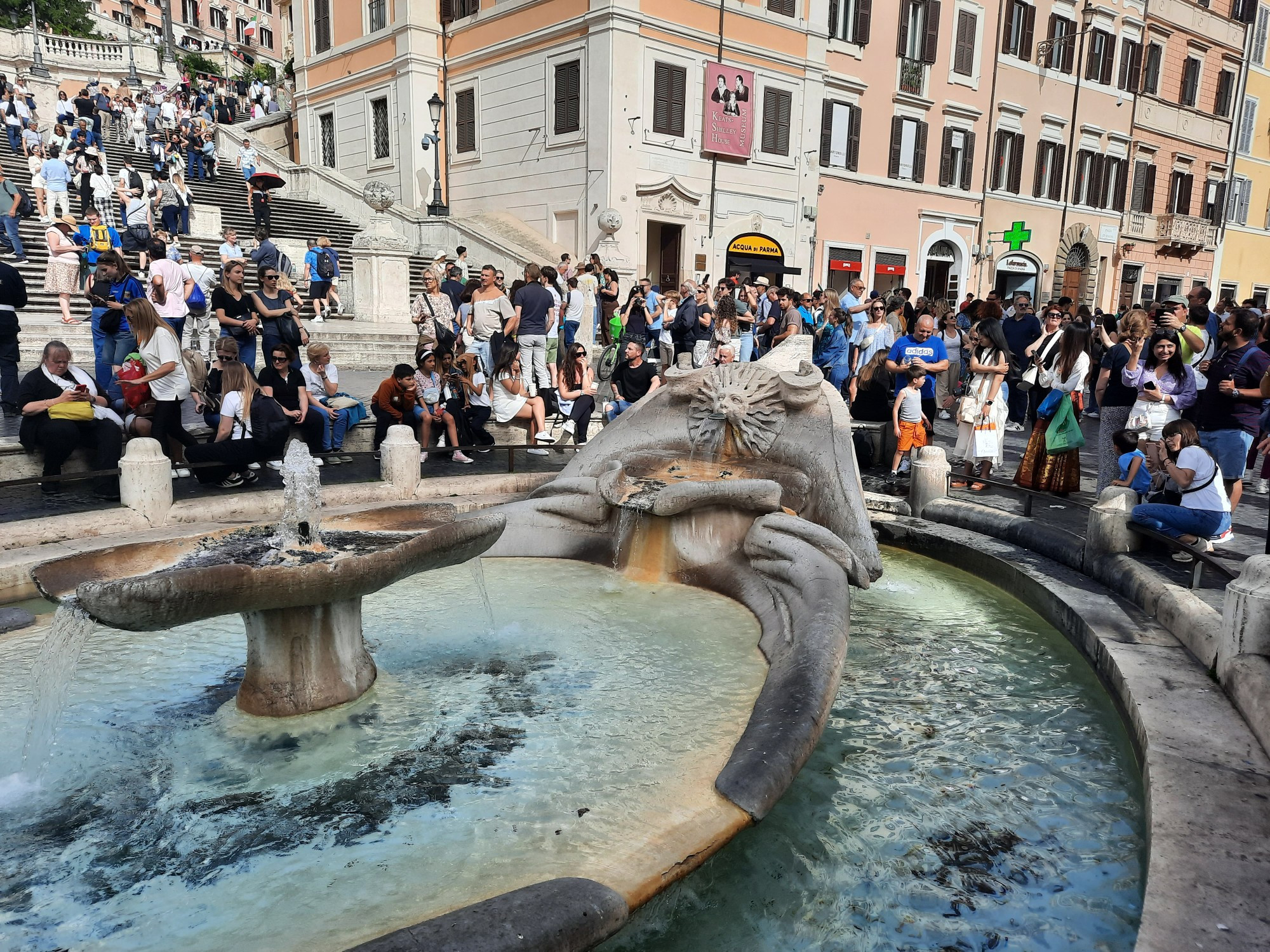 Fontana della Barcaccia, Италия