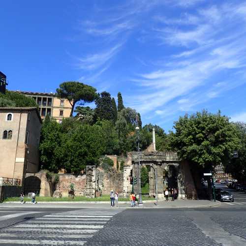 Portico Al Foro Olitorio