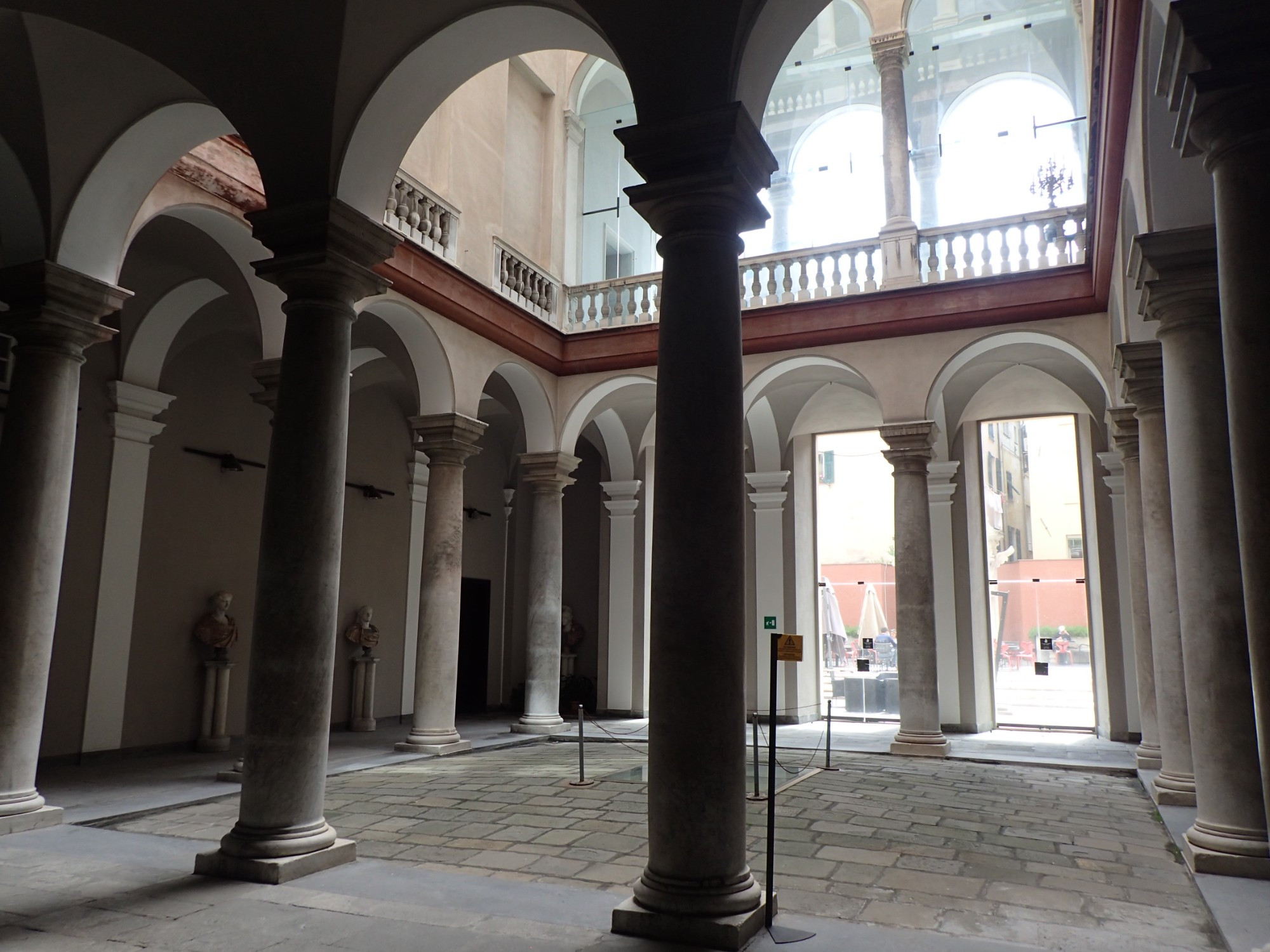 Palazzo Rosso, Италия