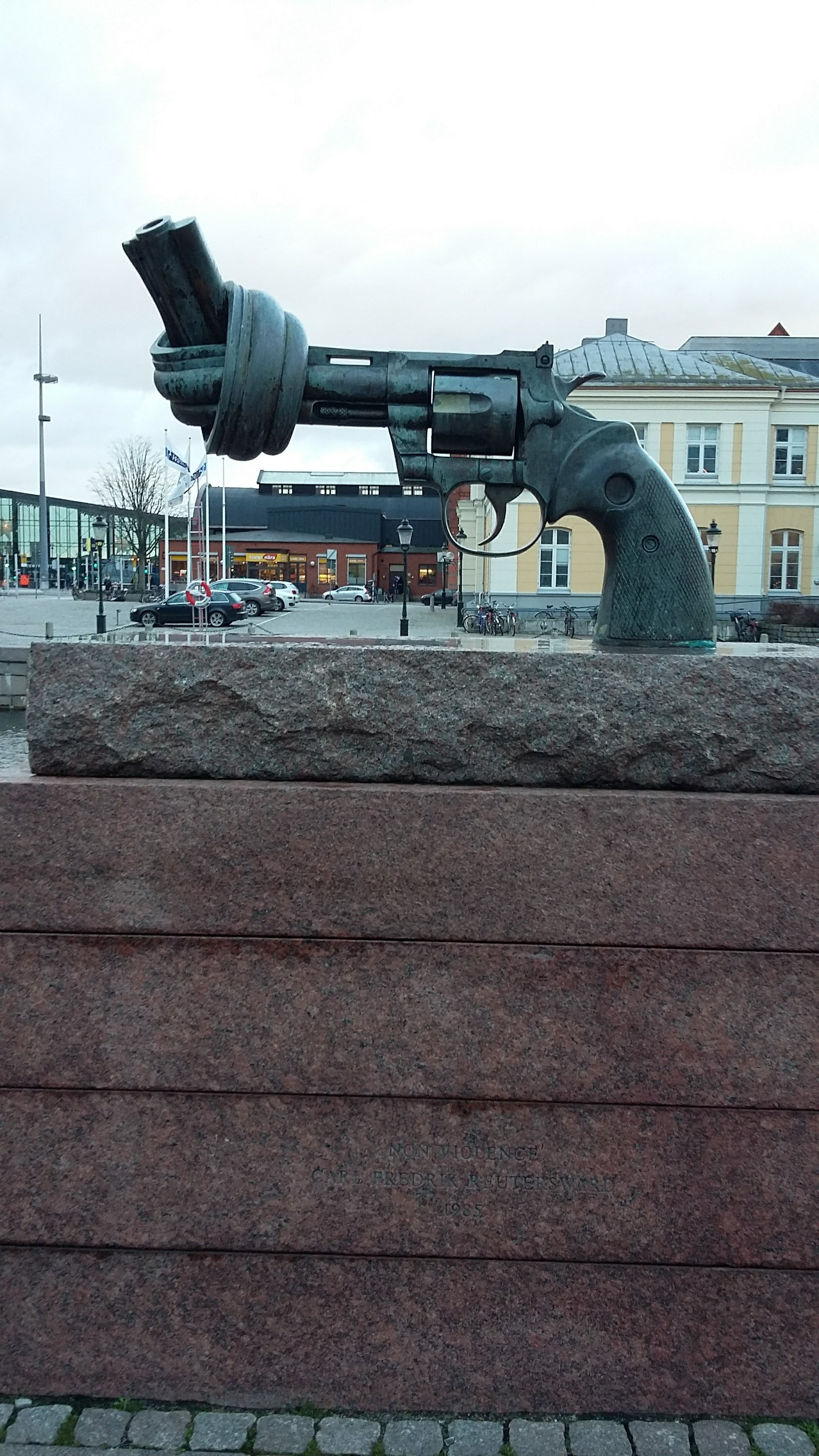 The Knotted Gun, symbol of <br/>
 non-violence, Malmo, Sweden