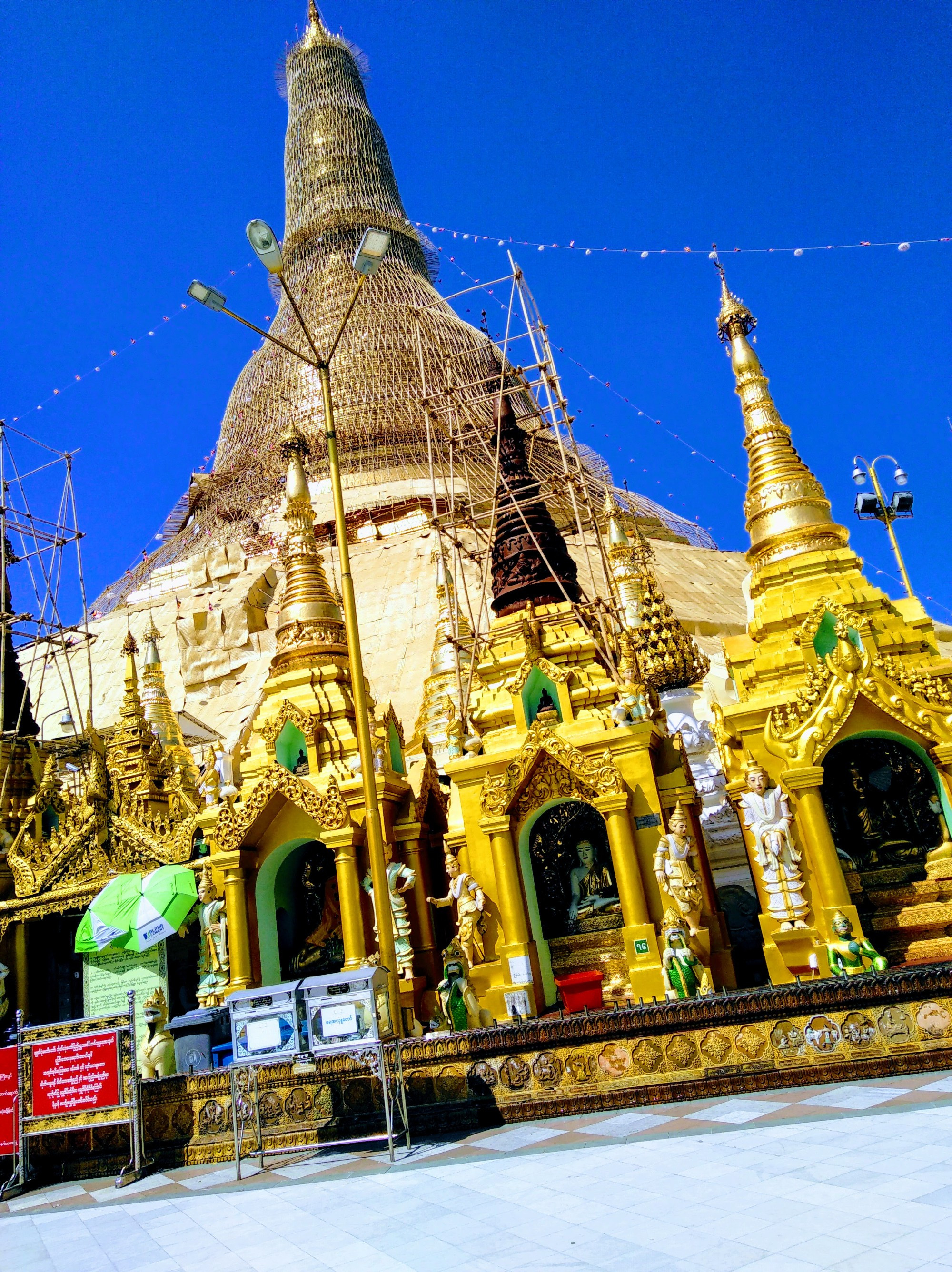 Shwedagon Pagoda, Yangon during the day.