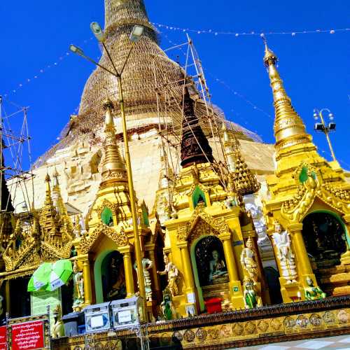 Shwedagon Pagoda, Yangon during the day.