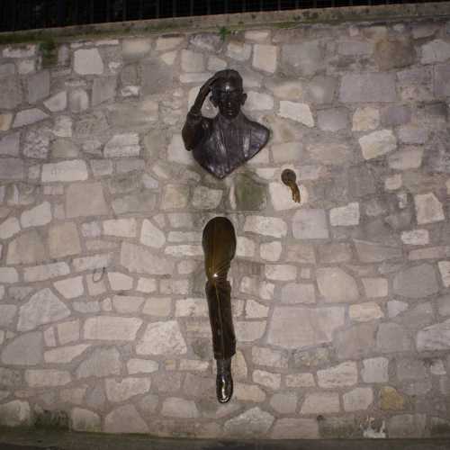 Скульптура «Проходящий сквозь стены», Франция