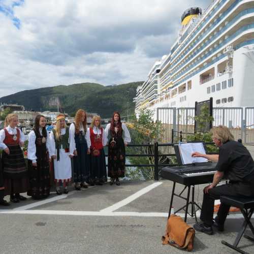 Репетичный хора на фоне нашего лайнера. Порт в Олдалснесе. 