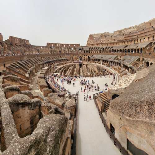Колизей, Италия