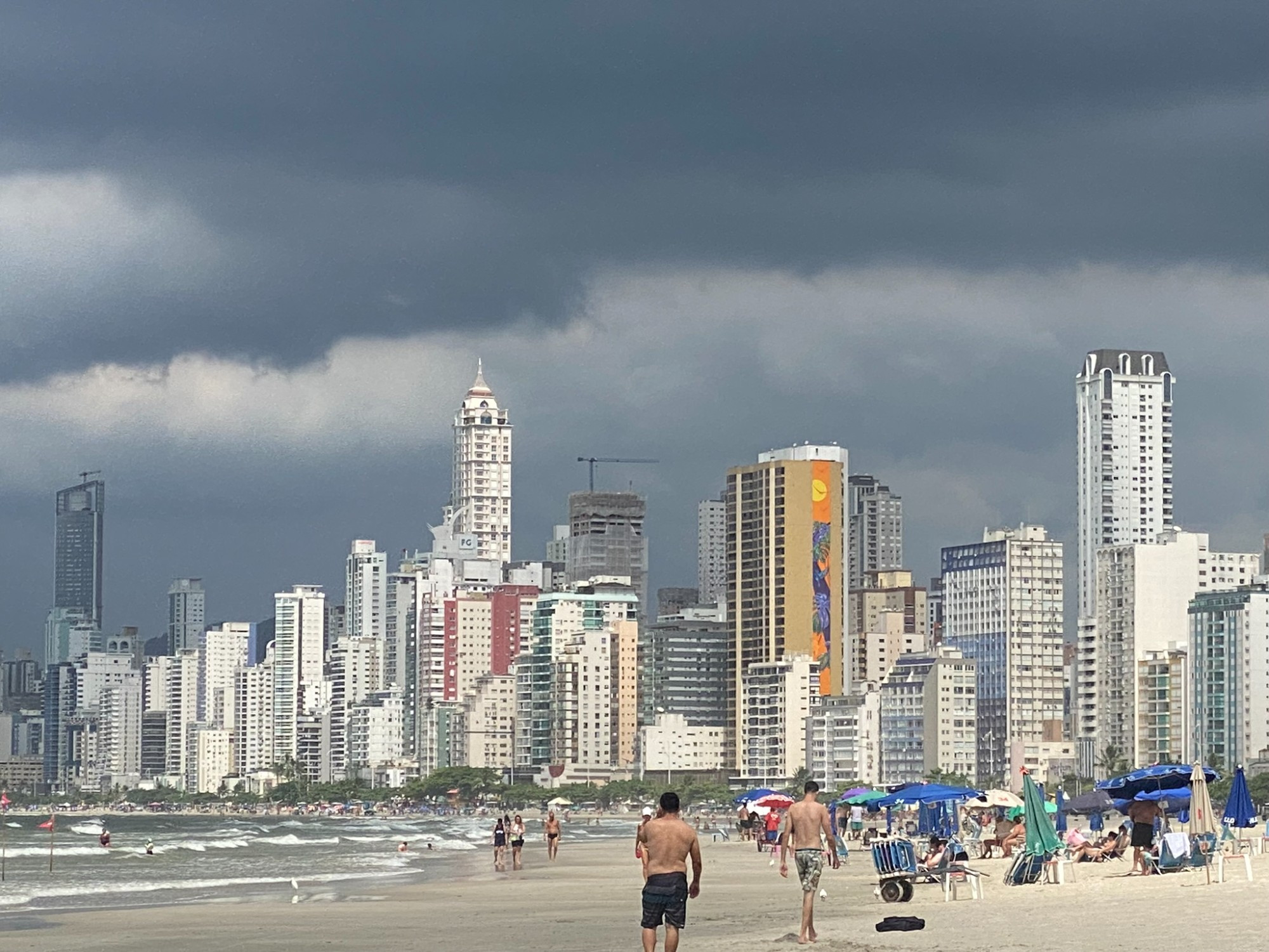 Ciudad y playa de Camboriú, Sta. Catarina, Brasil