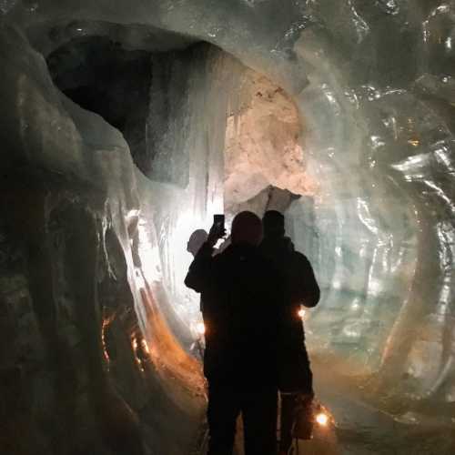 Тонны льда, тьма и километры пещер.