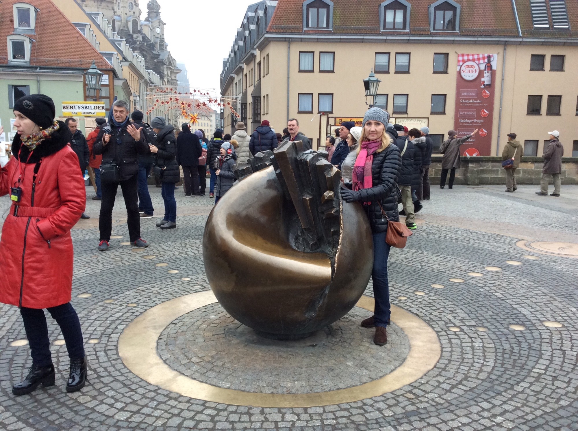 Памятник «расколотый земной шар» в Дрездене