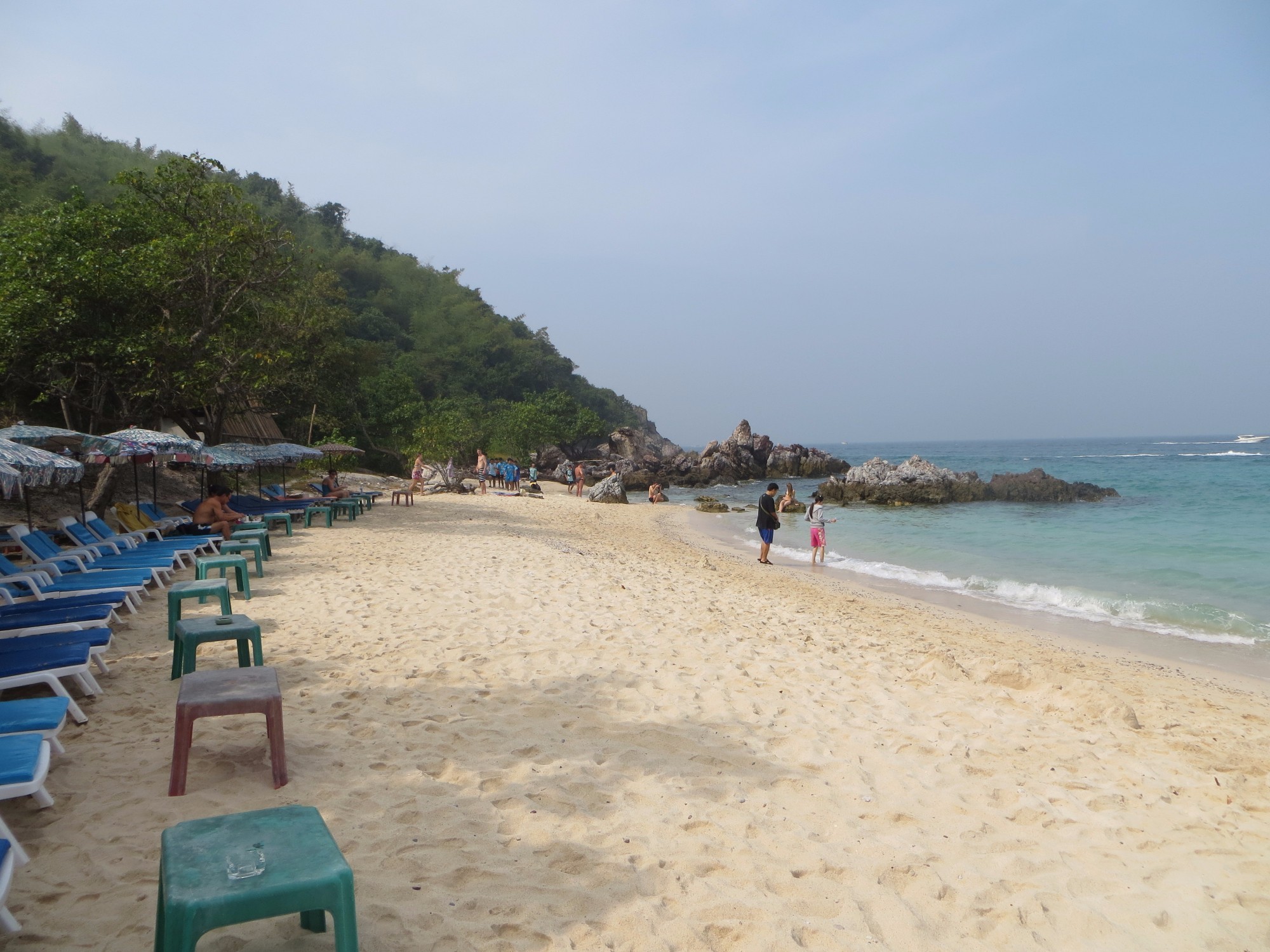 Один из дальних пляжей Ко Лана. Плюсы очень мало народа, минусы дорого добираться высокие цены на лежаки и еду.