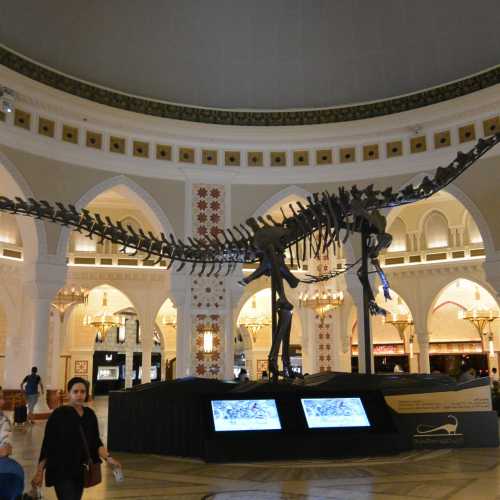 Скелет динозавра в Дубай Молле